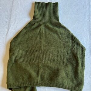 Women’s sweater crop